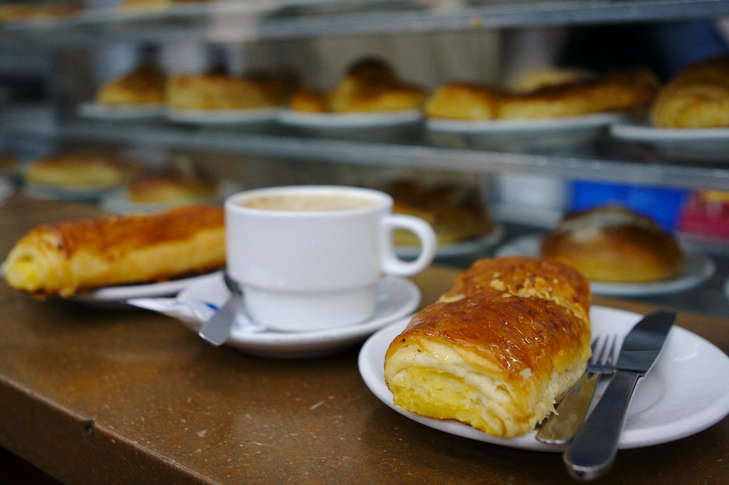 cafe con leche y napolitana