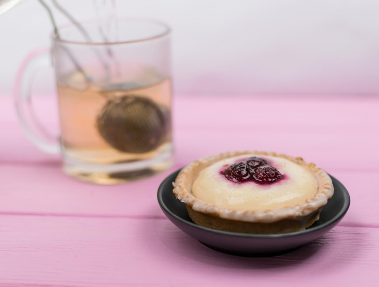 cake tea glass pink wooden background