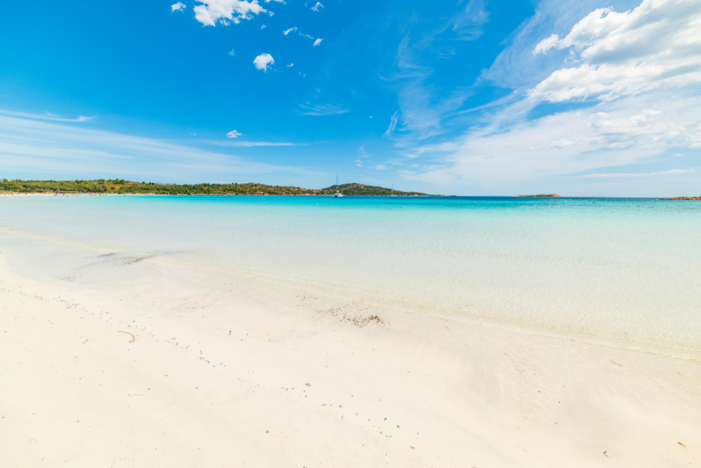 cala brandinchi sotto un cielo nuvoloso