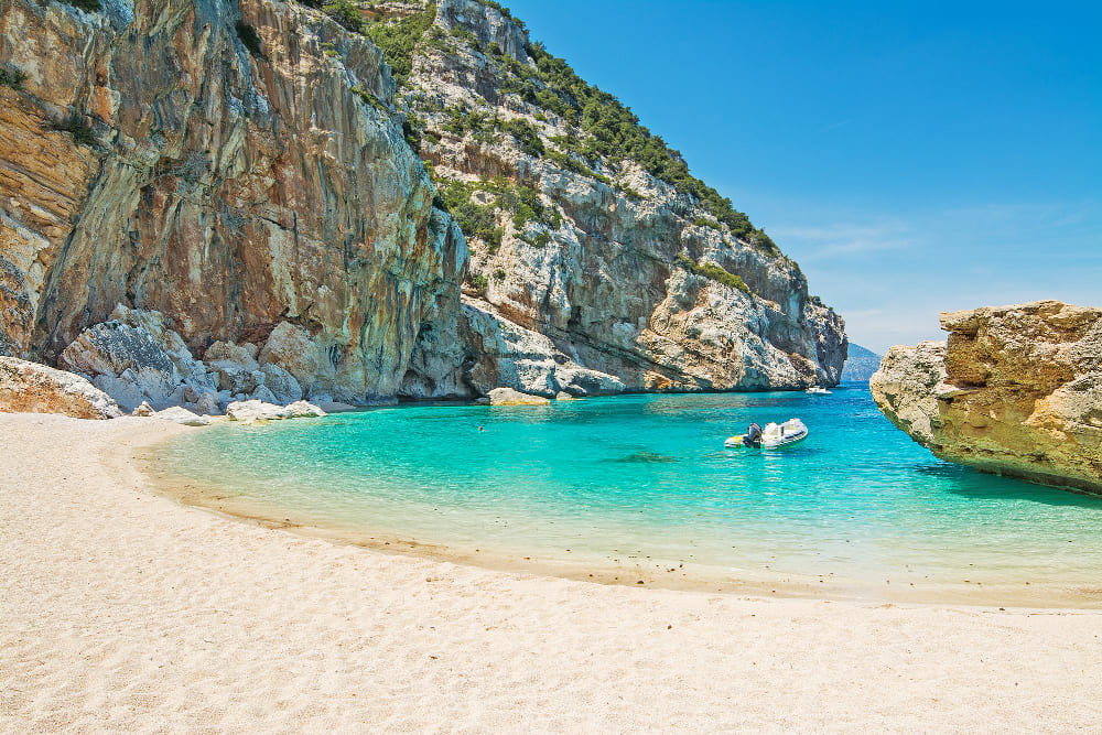 cala mariolu in una giornata limpida sardegna