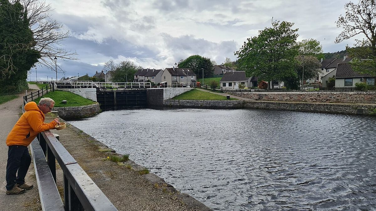 caledonian canal muirtown locks inverness - foto di chris morgan