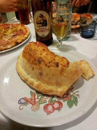 calzone e birra alla pizzeria la botte