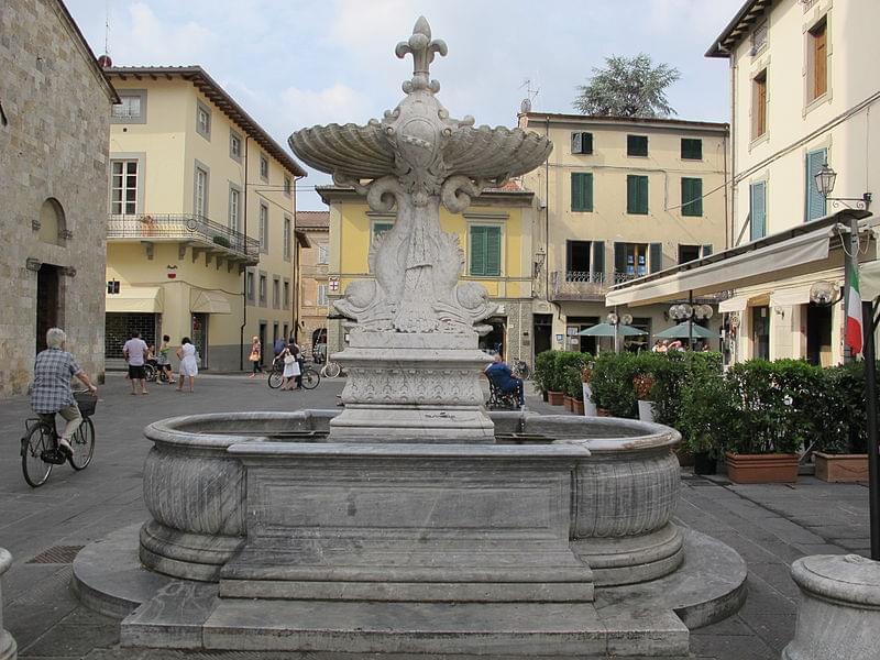 camaiore fontana nella piazza