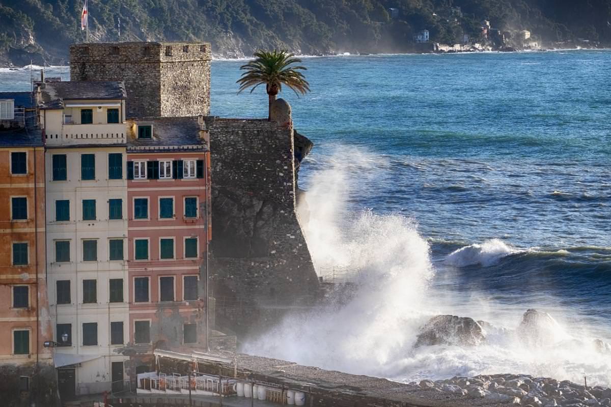 camogli onde liguria panorama