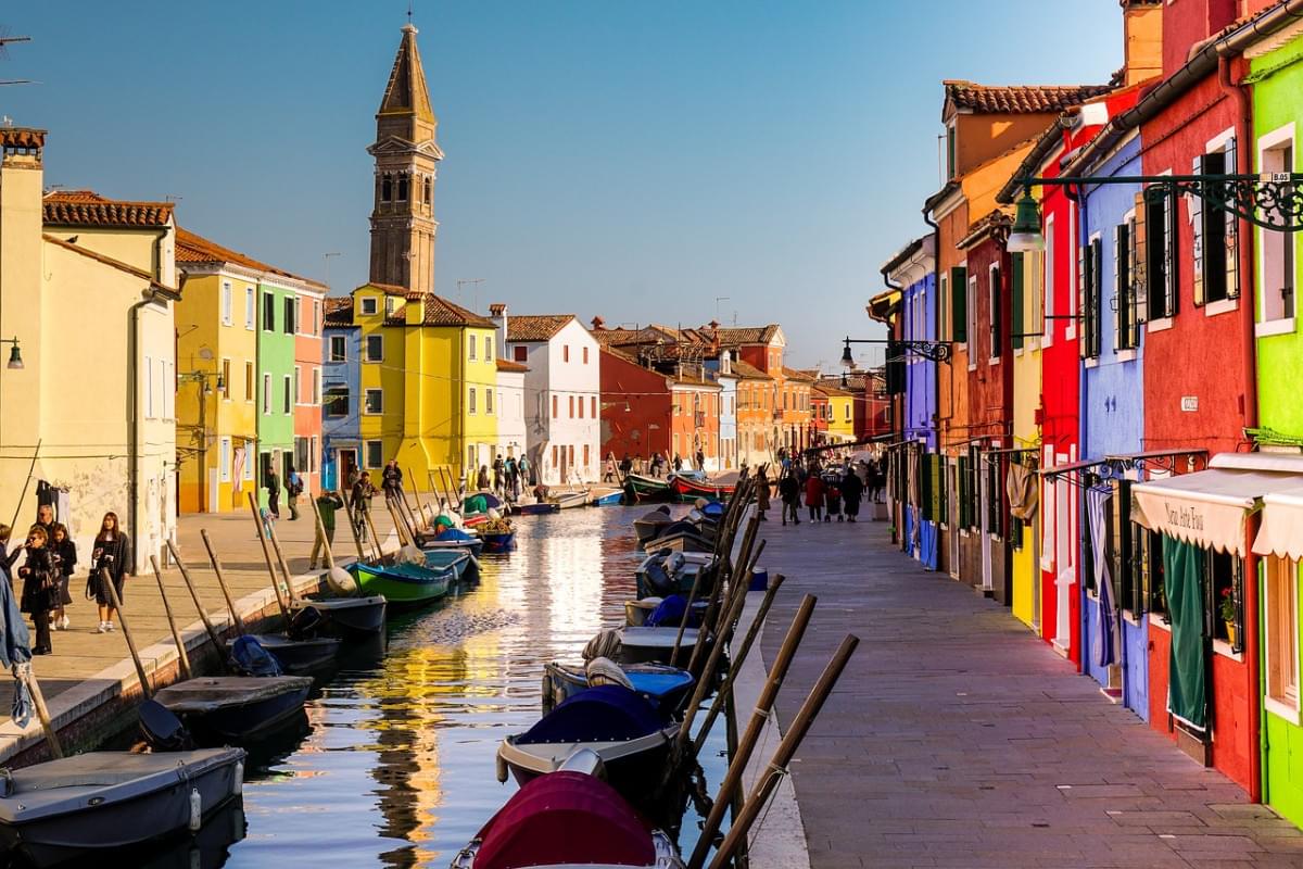 canale case colori venezia burano