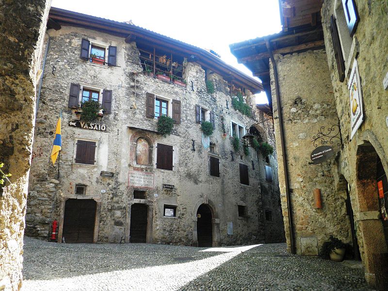 canale di tenno edificio sulla piazzetta 02