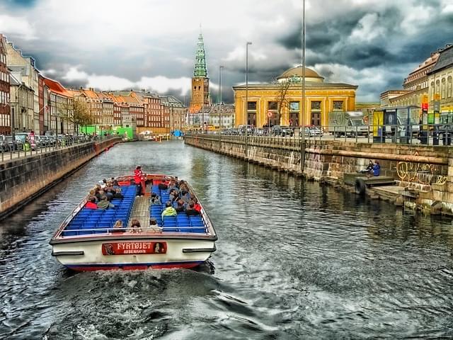 battello nei canali di copenaghen