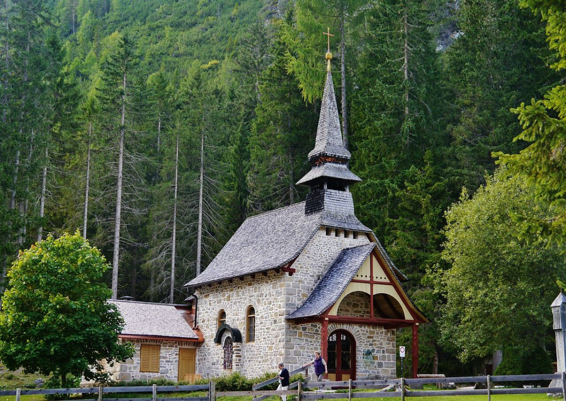 cappella lago braies - foto di zairon