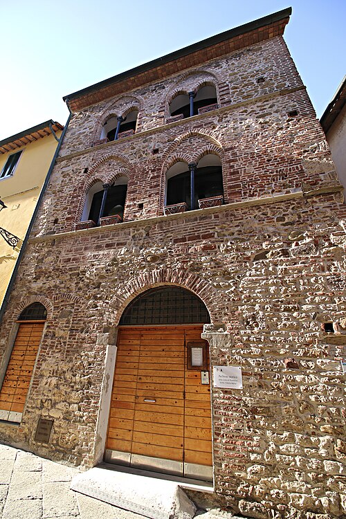 casa delle bifore via ferruccio piombino