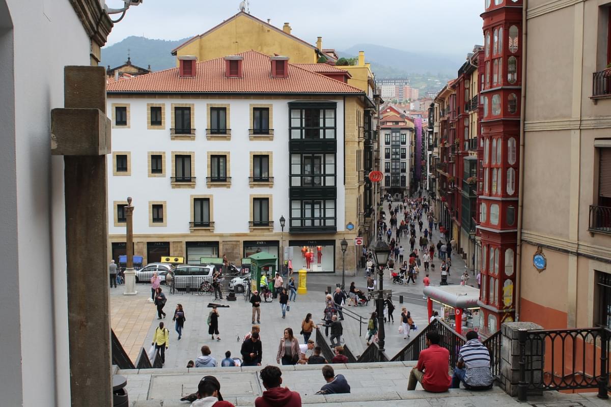 casco viejo bilbao tarde gente