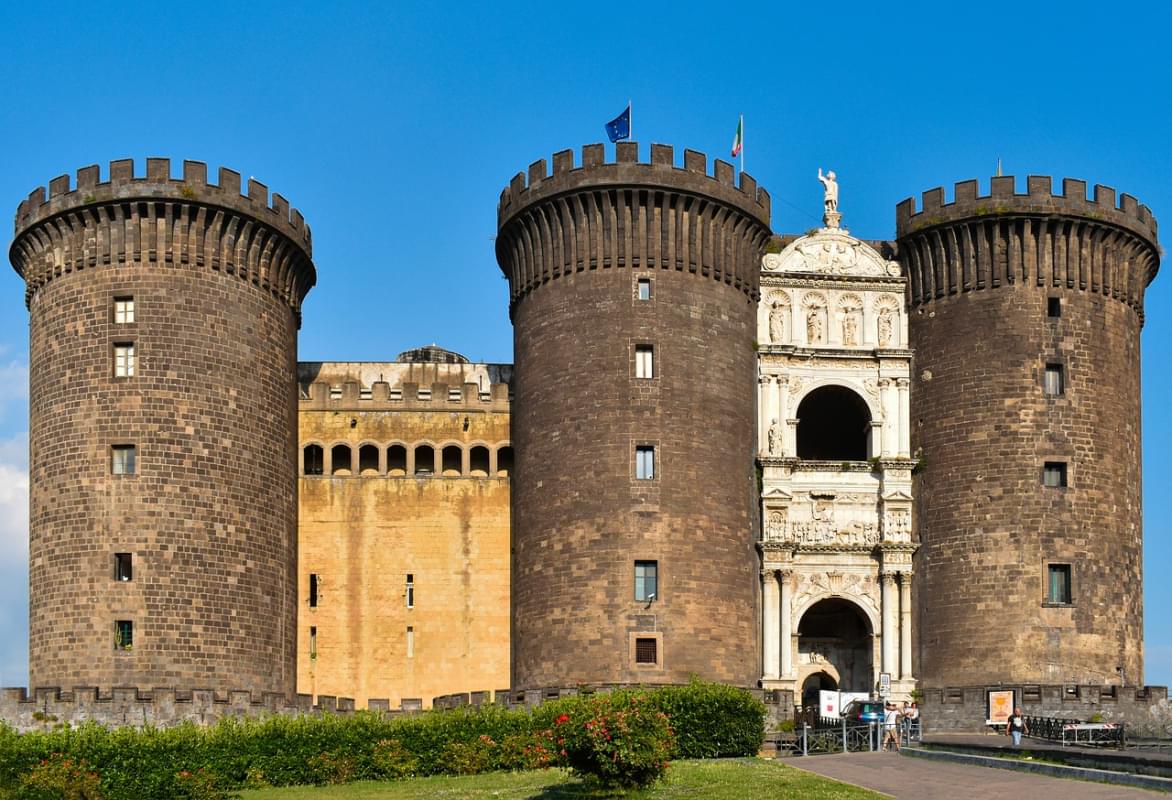 castel nuovo napoli italia storia