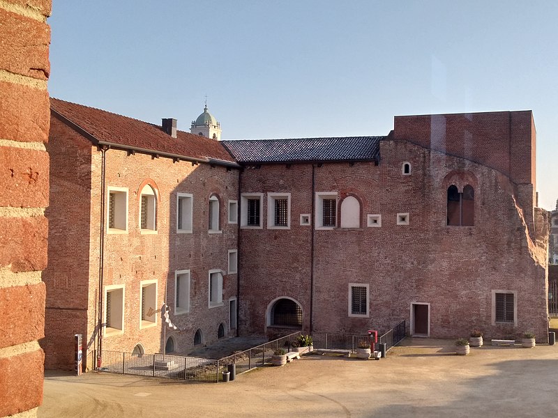 castello di novara cortile