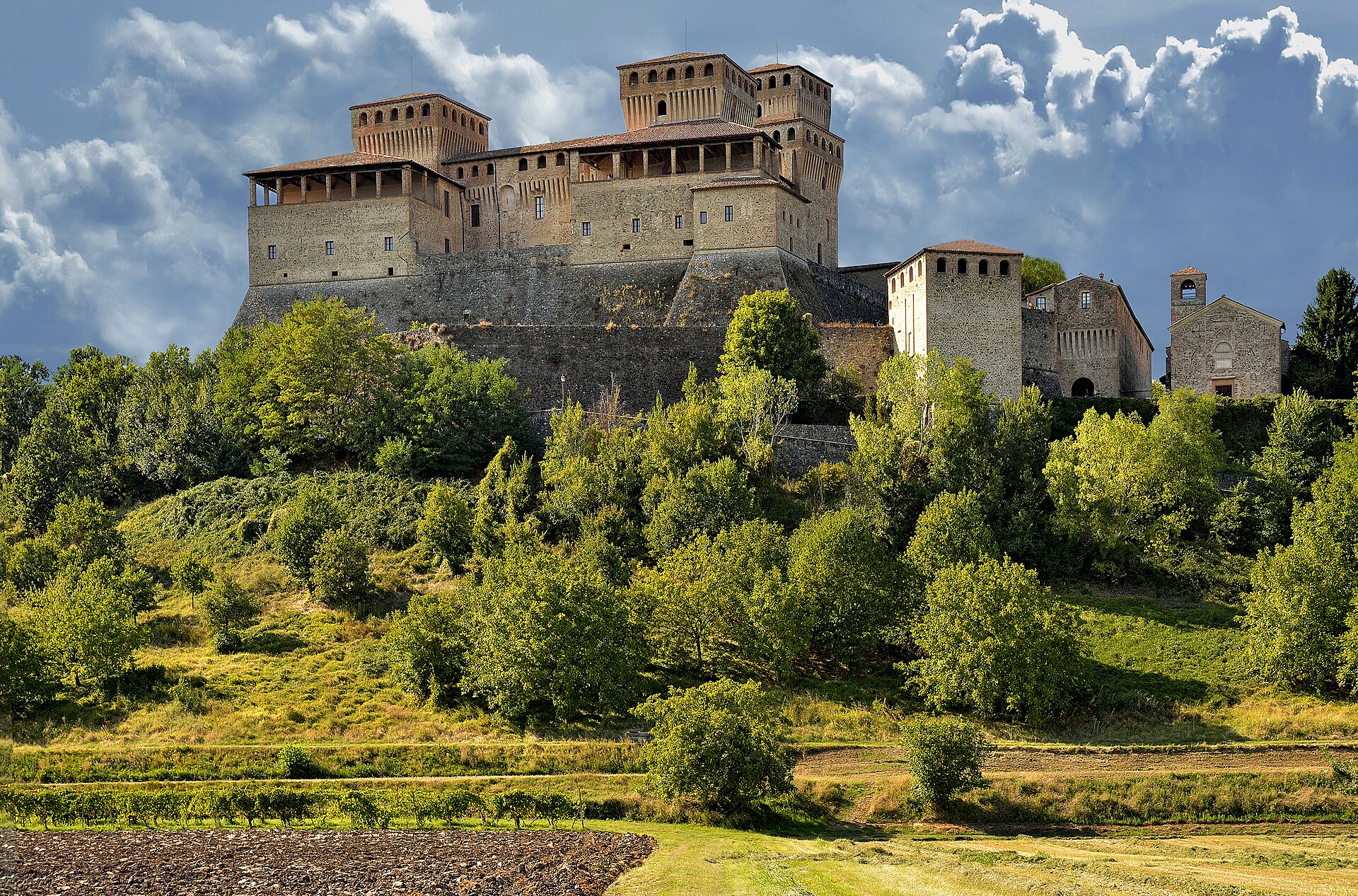 Castello di Torrechiara sulle colline di Langhirano, esempio di rocca quattrocentesca.