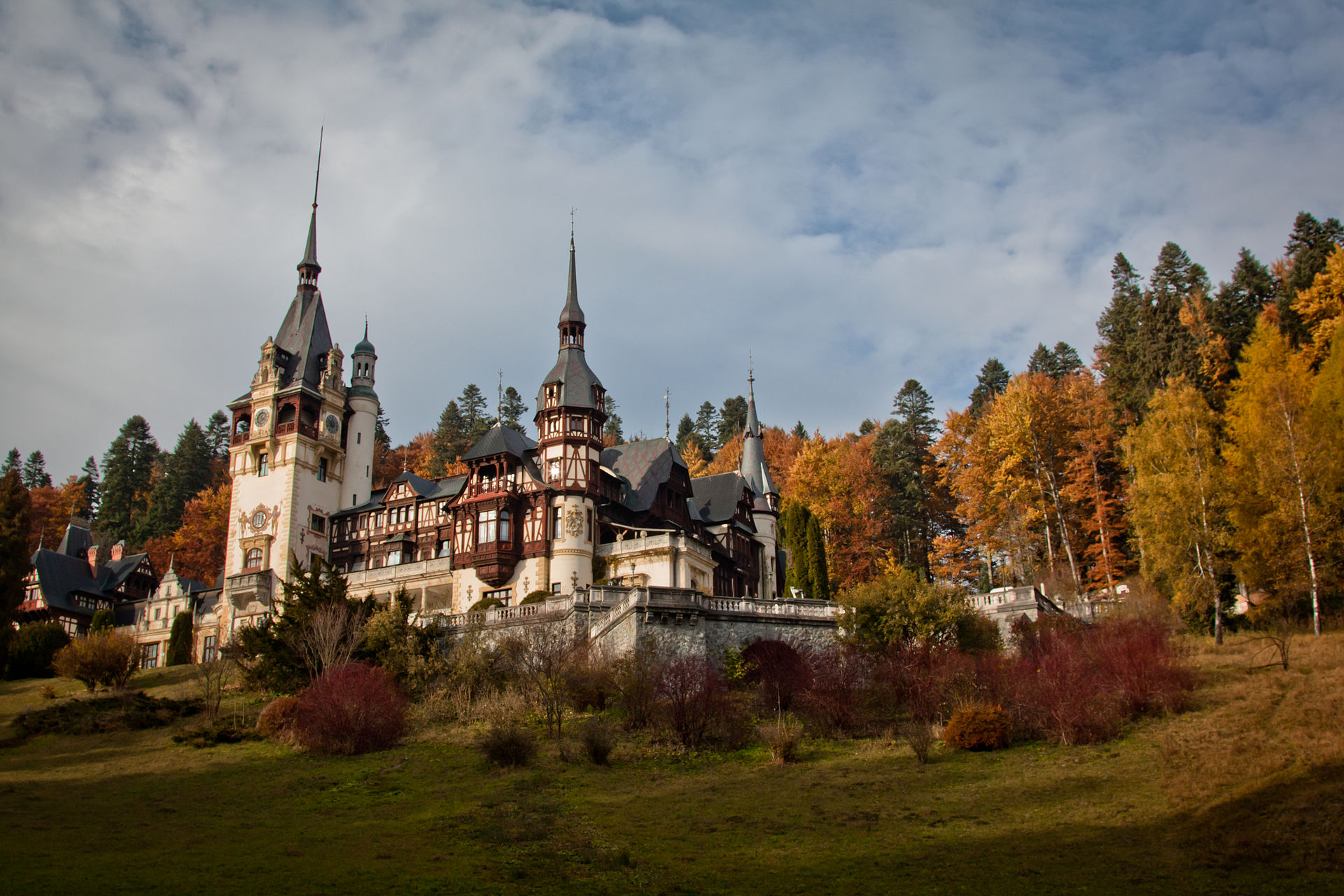 castelul peles in culori de toamna