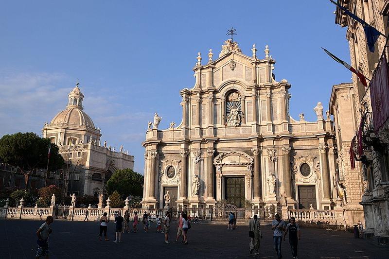 catania piazza del duomo al tramonto