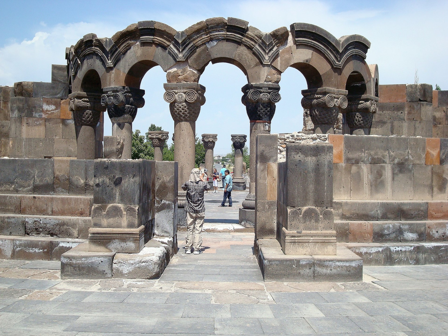cathedralofzvartnots2
