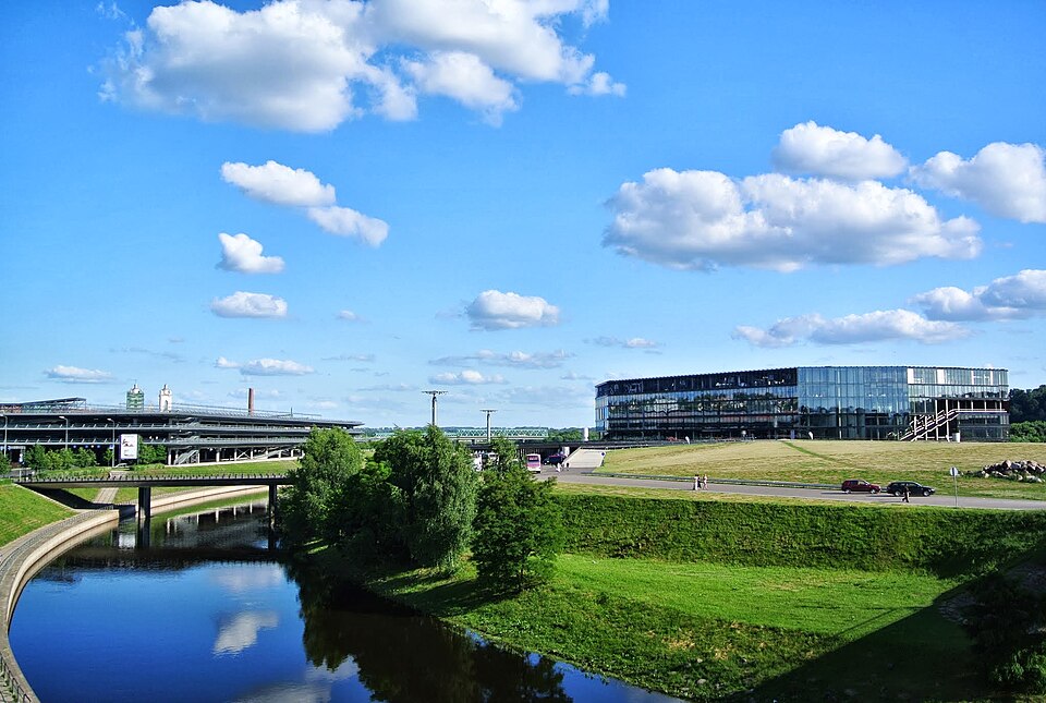 La moderna Žalgiris Arena situata sull'isola di Nemunas, centro sportivo di Kaunas.