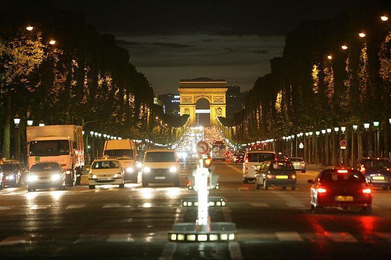 La Strada Che Porta Alla Fine Parigi