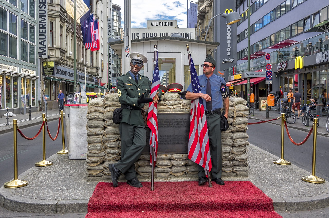 checkpoint charlie berlino germania 1 1