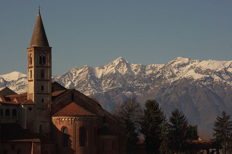 chiesa abbaziale di staffarda dal chiostro