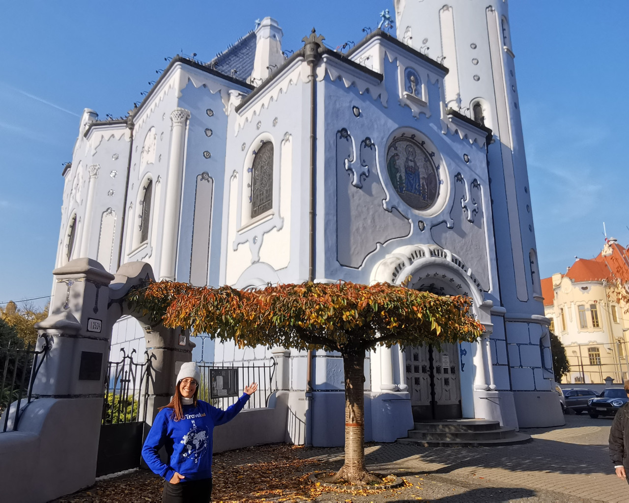 chiesa blu esterno 1
