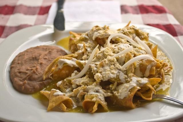 chilaquiles verdes con frijoles chinos