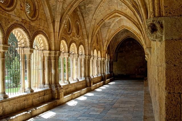 chiostro monastero tarragona catalogna barcellona