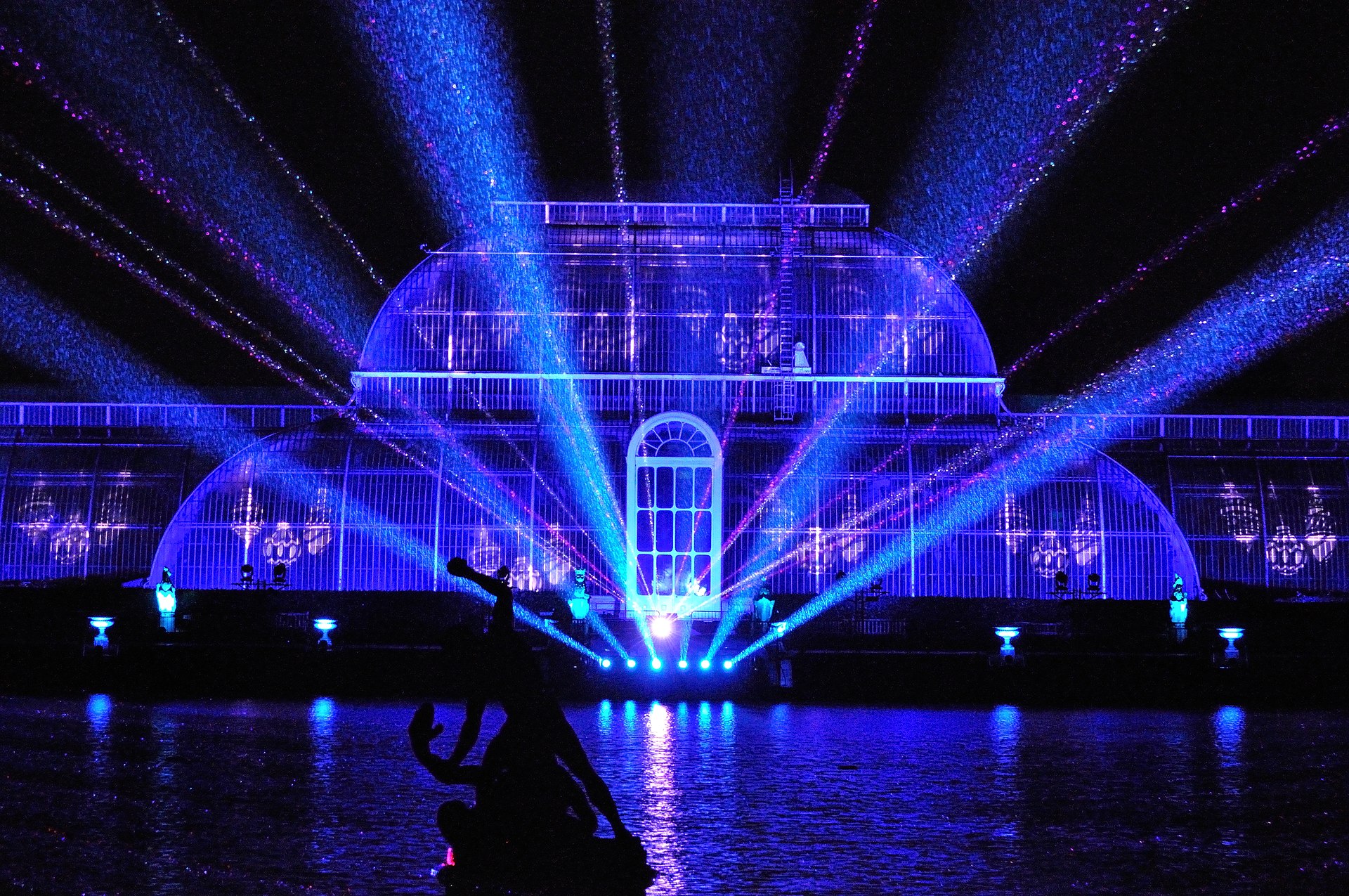 Sentiero incantato con luci e proiezioni alla serra di Kew Gardens a Natale