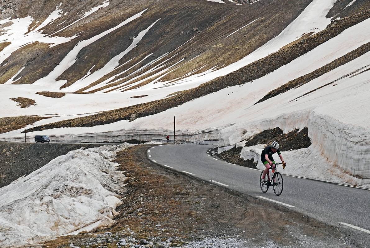 ciclista al col de la bonette