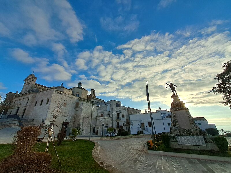cisternino monumento ai caduti e chiesa madre