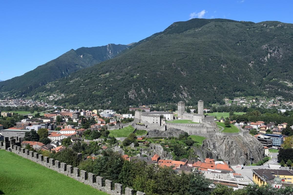 citta bellinzona svizzera montagne 1