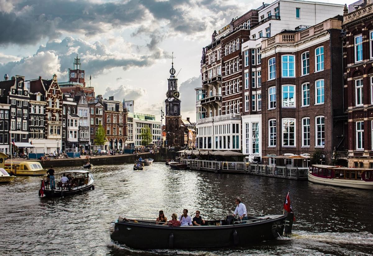 citta canale amsterdam turisti 2