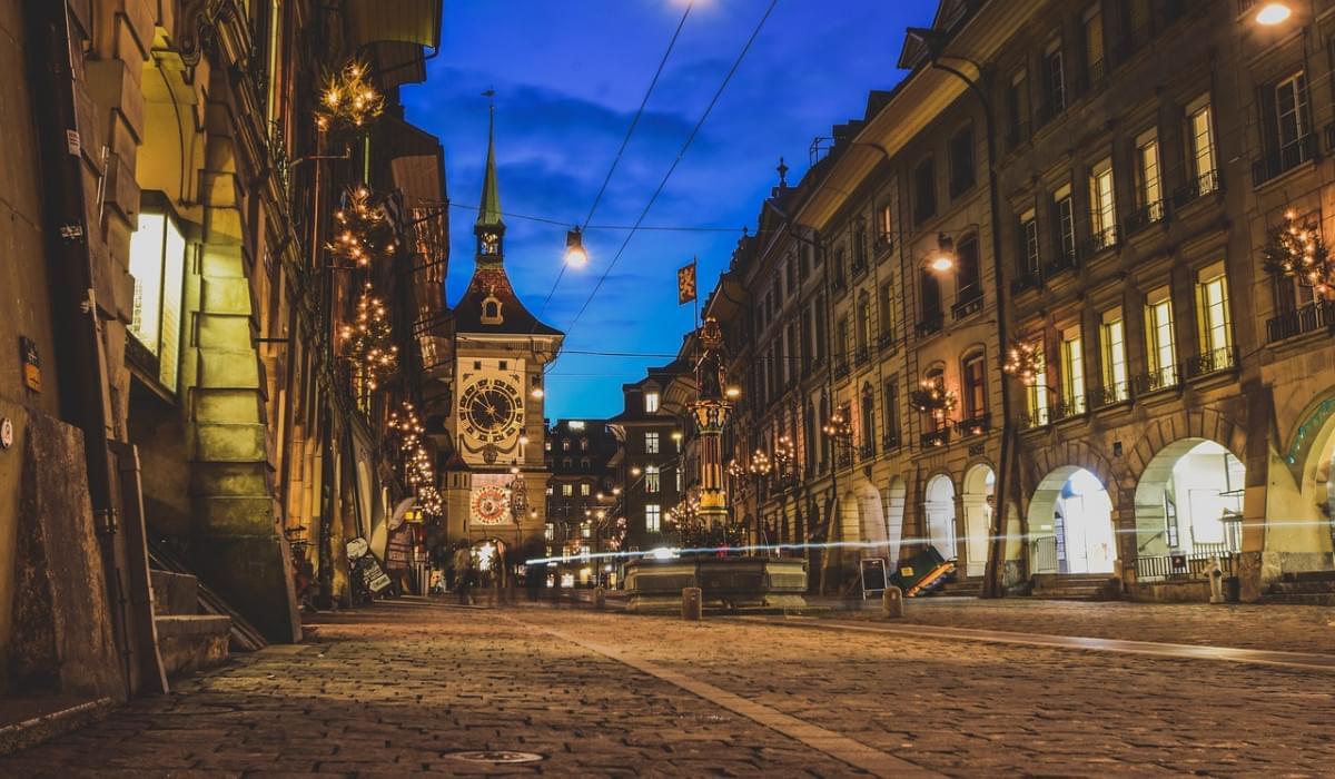 citta notte torre strada ciottoli