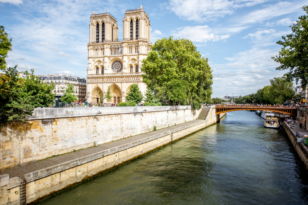 Cityscape View Notre Dame Basilica With Water Channel During Sunny Day Paris 1