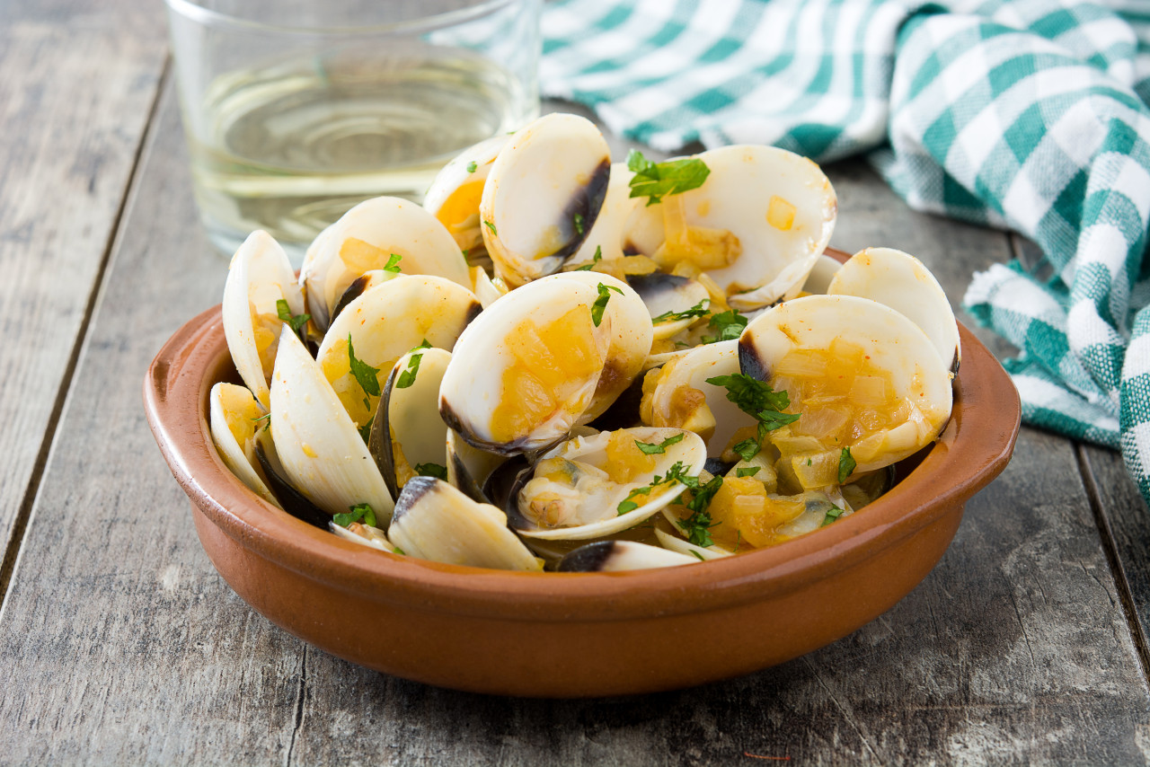 clams with marinera sauce almejas la marinera spanish recipe wood table