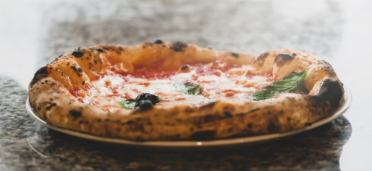 close up margherita pizza