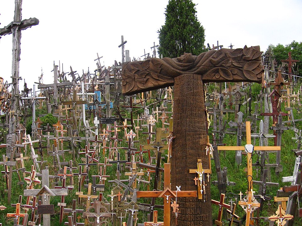 Croci votive sulla Collina delle Croci vicino a Šiauliai in Lituania.