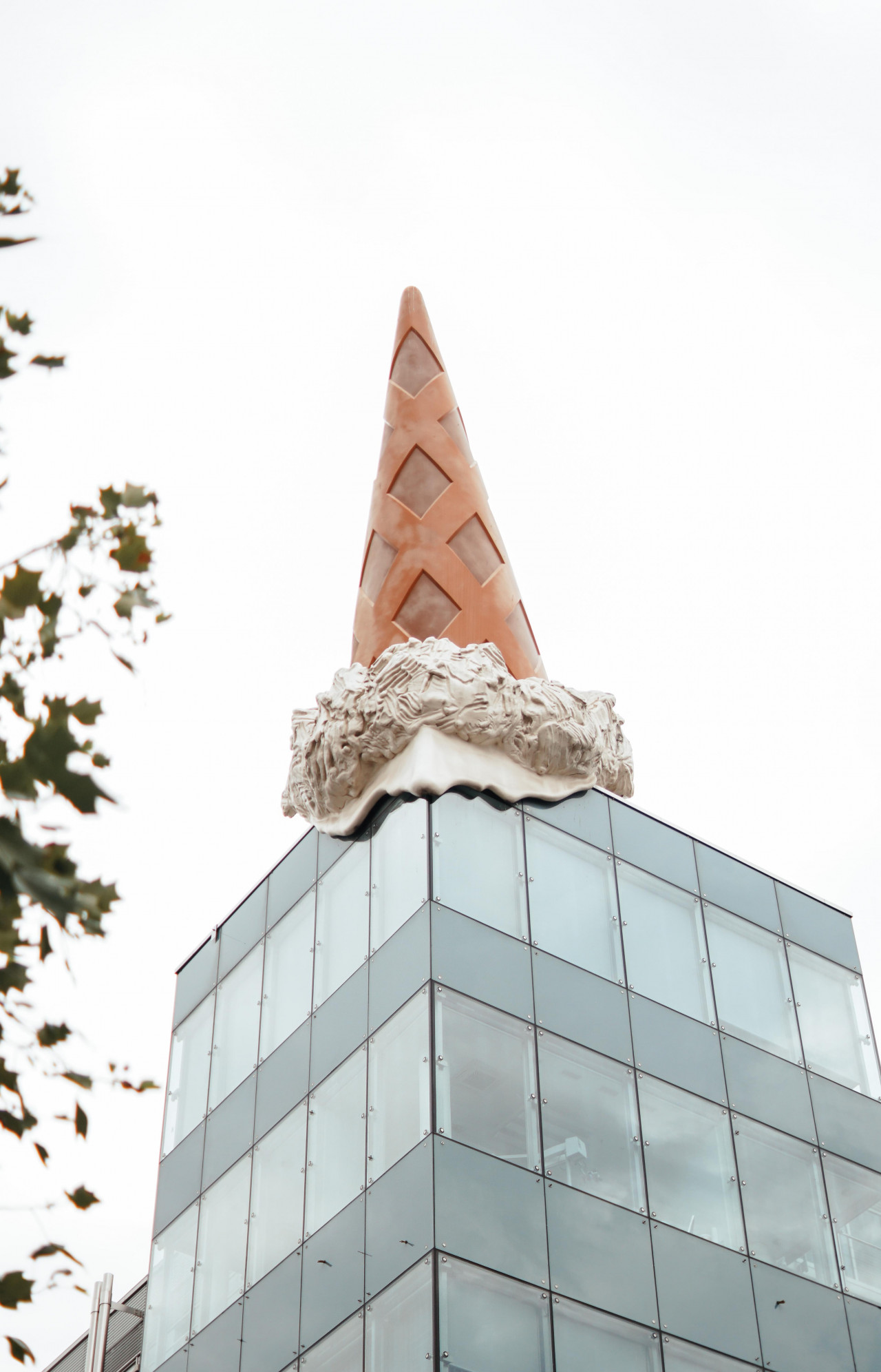 neumarkt galerie koln mit skulptur dropped cone claes oldenburg und coosje van bruggen 8364