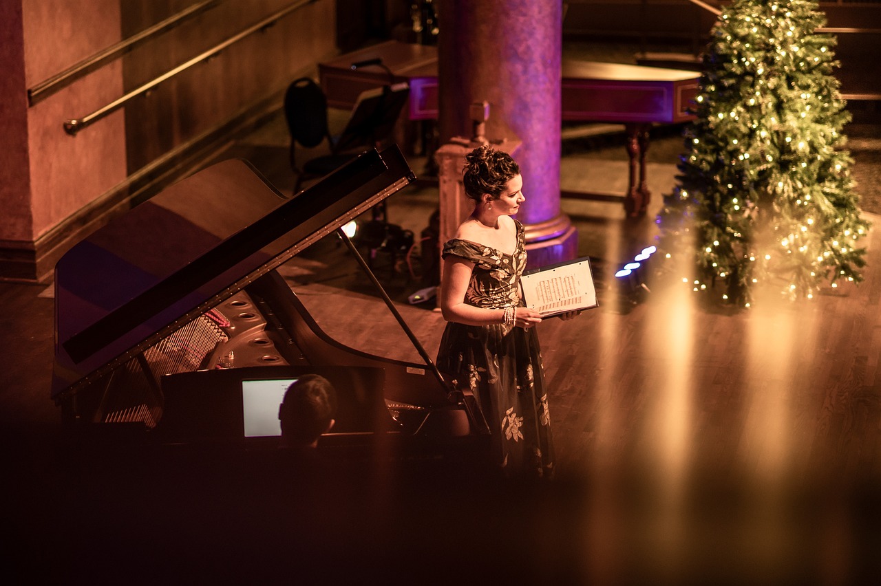 Natale felice donna luci gioiosa