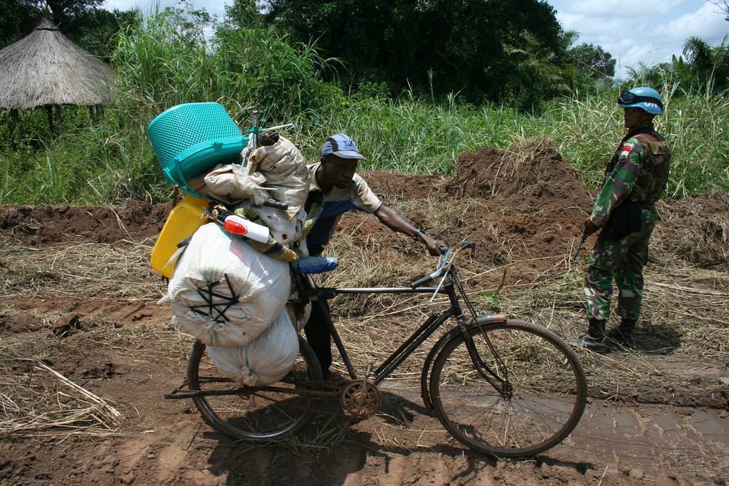 congo uomo con riserve in bici