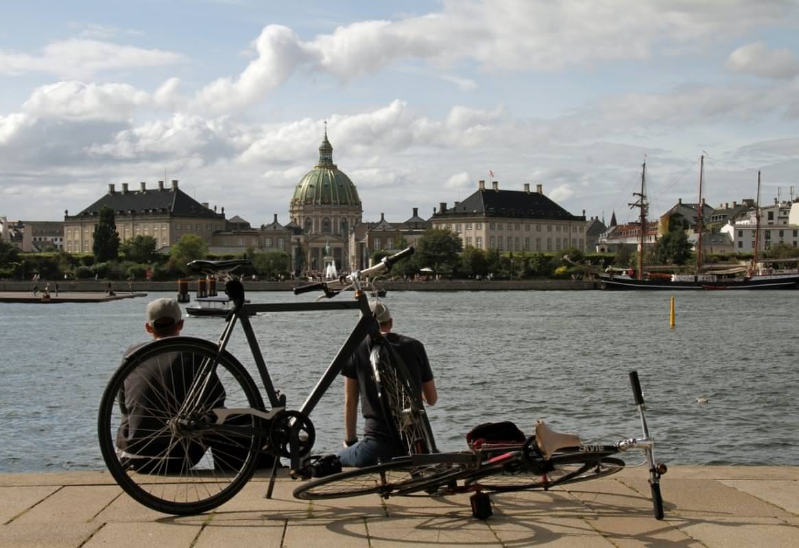 copenaghen ciclisti con panorama sulla chiesa di frederik