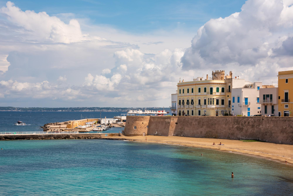 costa e spiaggia con acqua turchese nella citta di gallipoli italia