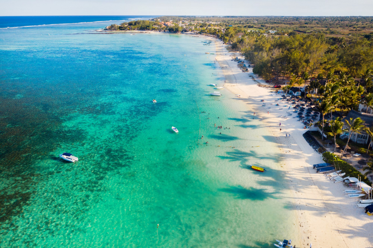 costa orientale dell isola di mauritius sorvolando la laguna turchese di mauritius nella zona di belle mare