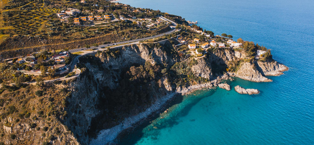 costa rocciosa a picco sul mare pietragrande calabria