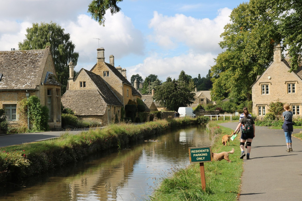 cotswolds fiume villaggio turisti