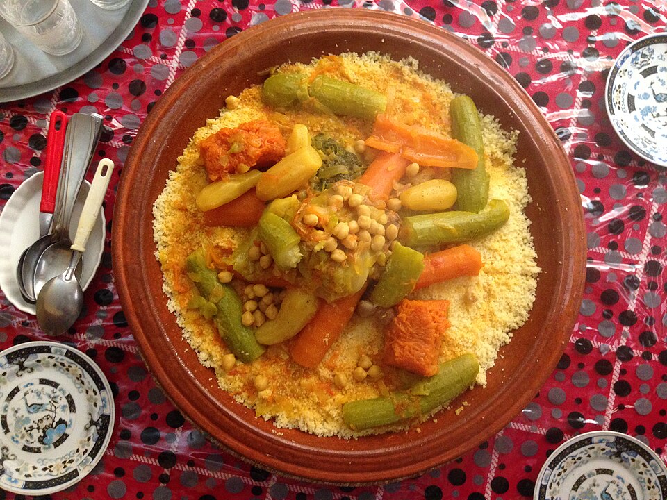 Piatto di cous cous tunisino con verdure e carne