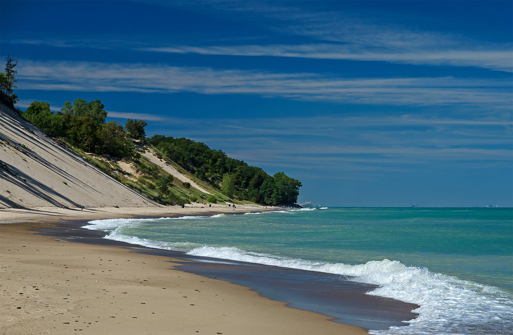 Grandi dune di sabbia che si affacciano sulle rive del Lago Michigan.