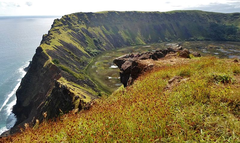crater del volcan rano kau isla de pascua chile