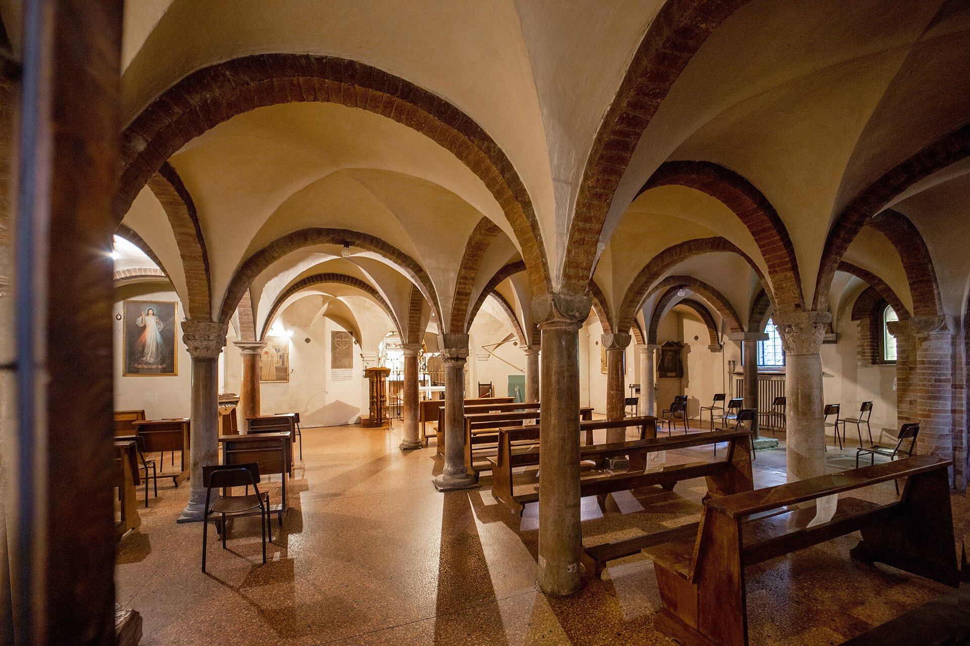 cripta della chiesa dei crocifissi del Complesso di Santo Stefano a bologna