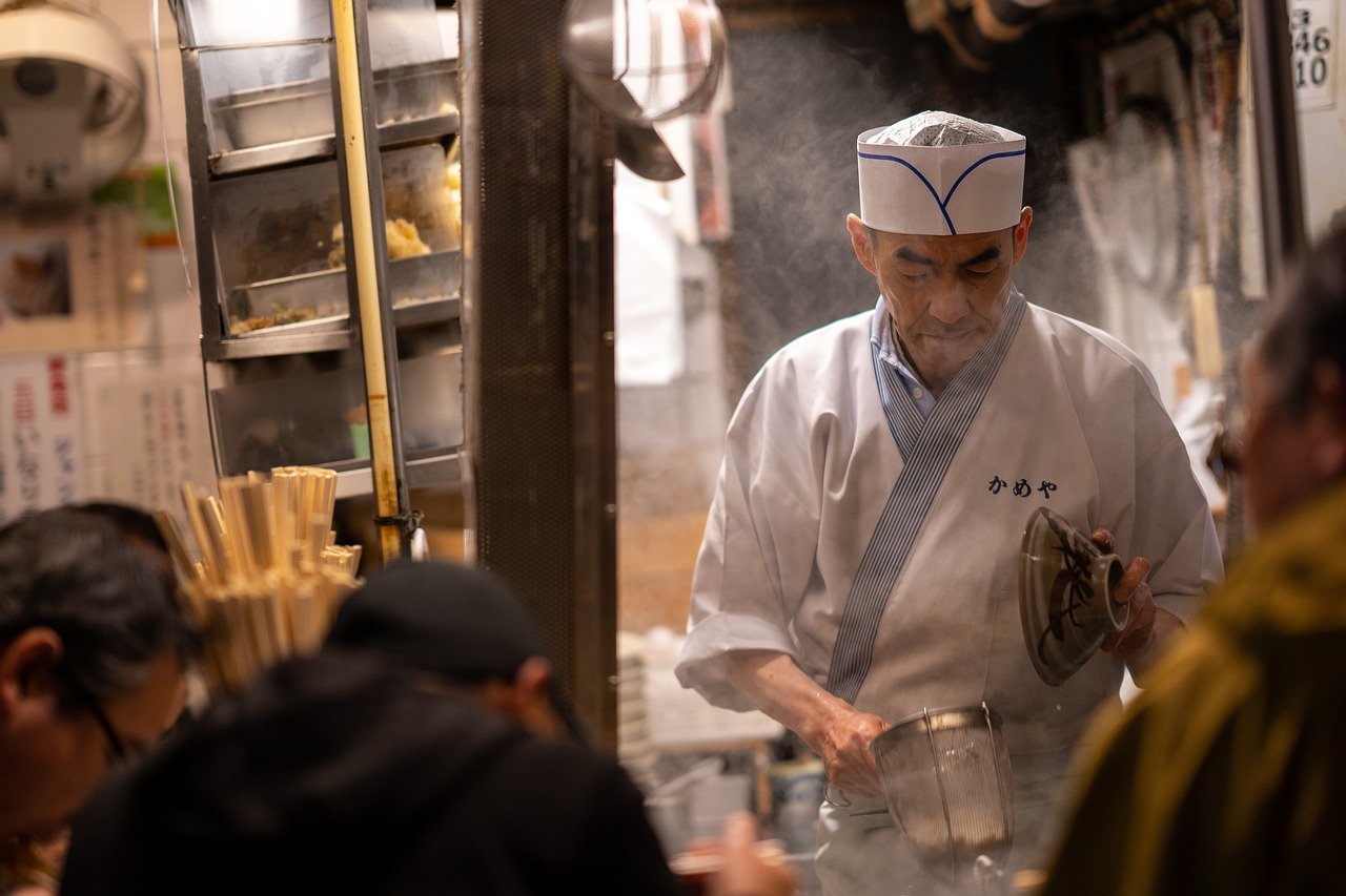 cuoco in un inazaya a shinjuku